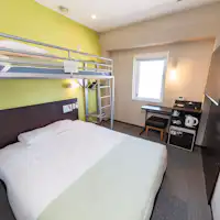 더블 침대와 로프트 침대 포함