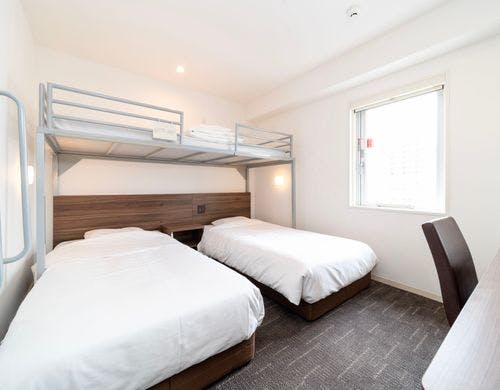 ダブルベッド2台+ロフトベッド付