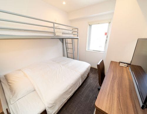 ダブルベッドとロフトベッド付
