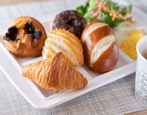 洋食派の方にも嬉しい焼き立てパン！