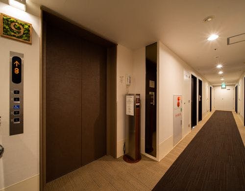 各階のエレベーター付近です