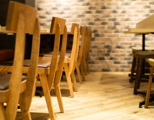 木のぬくもりも感じられるラウンジ