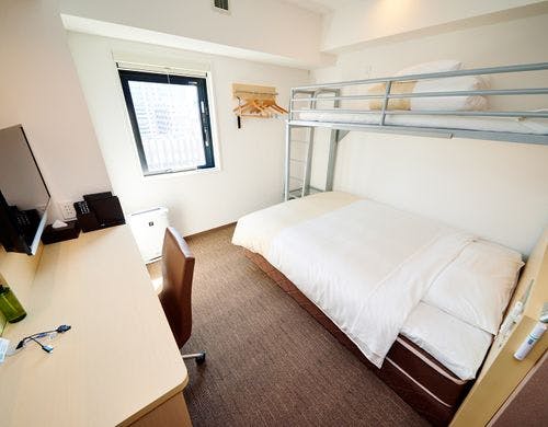 ダブルベッドとロフトベッド付