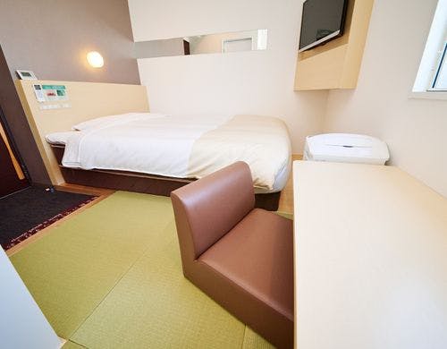 畳のお部屋にダブルベッドが１台あります