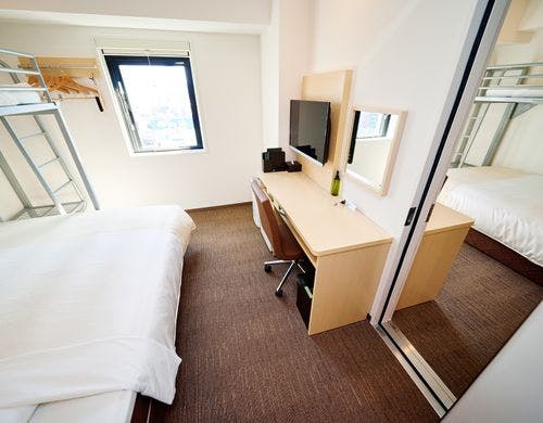 ベッドとユニットバスは各部屋１つずつ♪