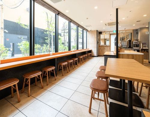 朝の陽ざしに包まれたロハスラウンジ