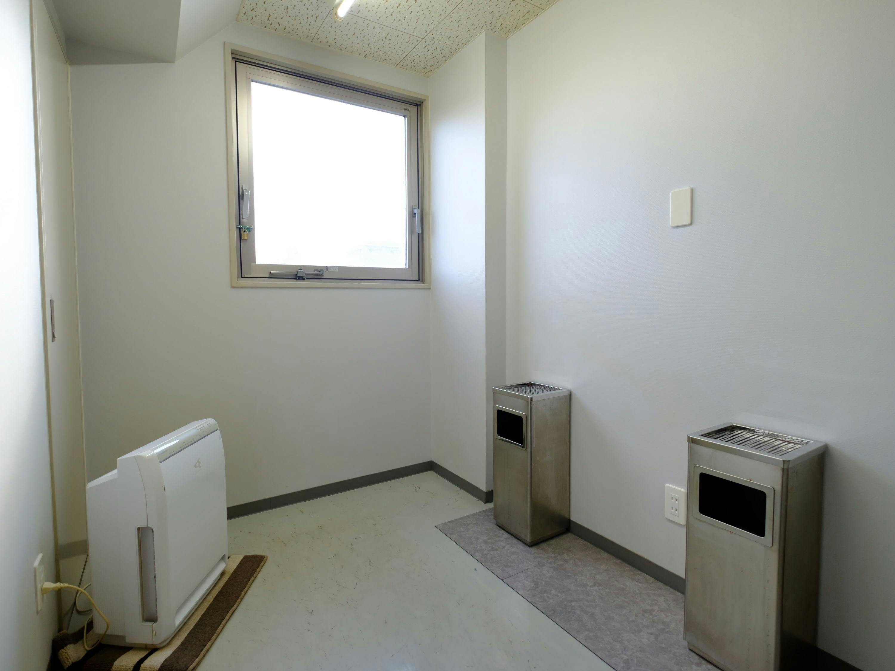 ห้องพักทุกห้องห้ามสูบบุหรี่ แต่มีมุมสูบบุหรี่ให้บริการ