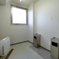 ห้องพักทุกห้องห้ามสูบบุหรี่ แต่มีมุมสูบบุหรี่ให้บริการ