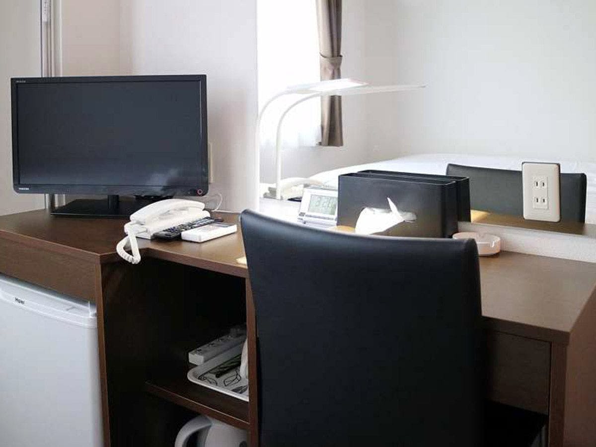 มีโต๊ะเขียนหนังสือและโคมไฟครบครัน