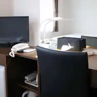 มีโต๊ะเขียนหนังสือและโคมไฟครบครัน