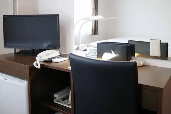 มีโต๊ะเขียนหนังสือและโคมไฟครบครัน