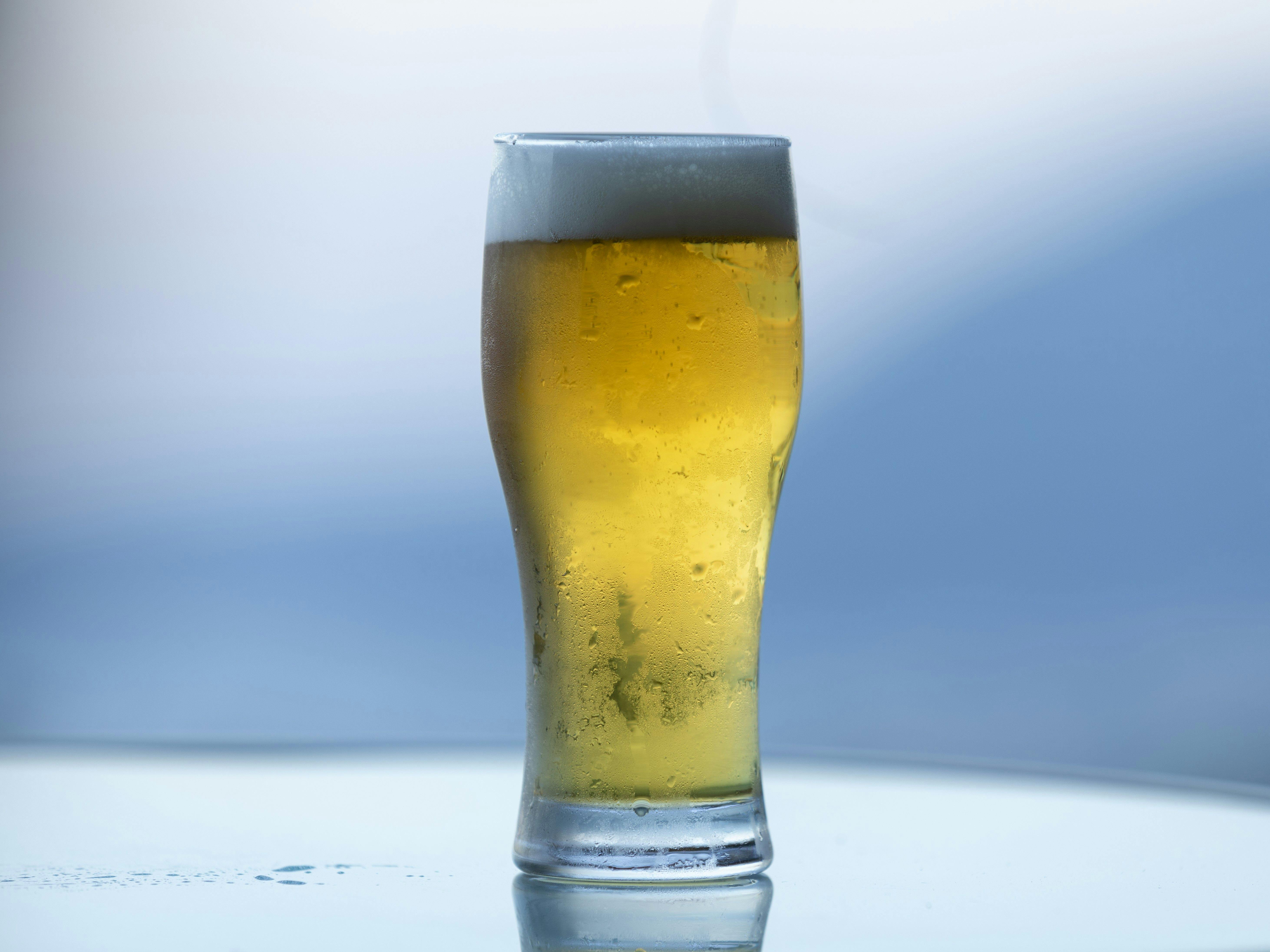 เพลิดเพลินกับเครื่องดื่มแก้วโปรดบนระเบียงหลังอาบน้ำ