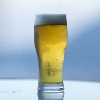 เพลิดเพลินกับเครื่องดื่มแก้วโปรดบนระเบียงหลังอาบน้ำ