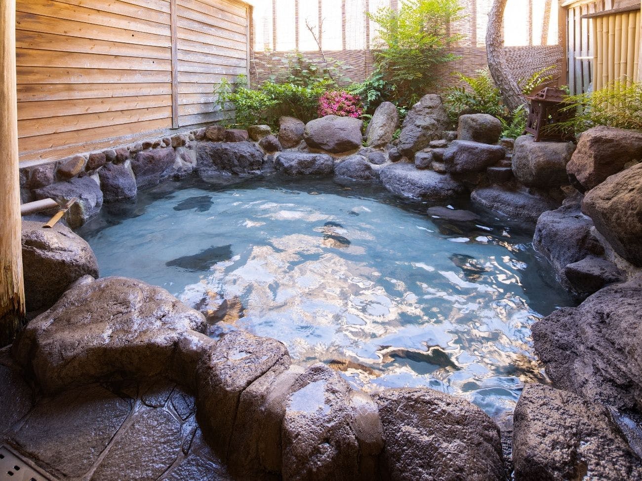 อ่างอาบน้ำกลางแจ้งส่วนตัว