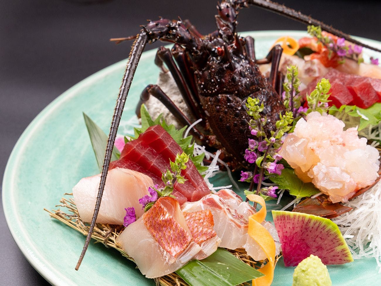 Lobster sashimi *Gambar adalah hidangan untuk 2 orang.