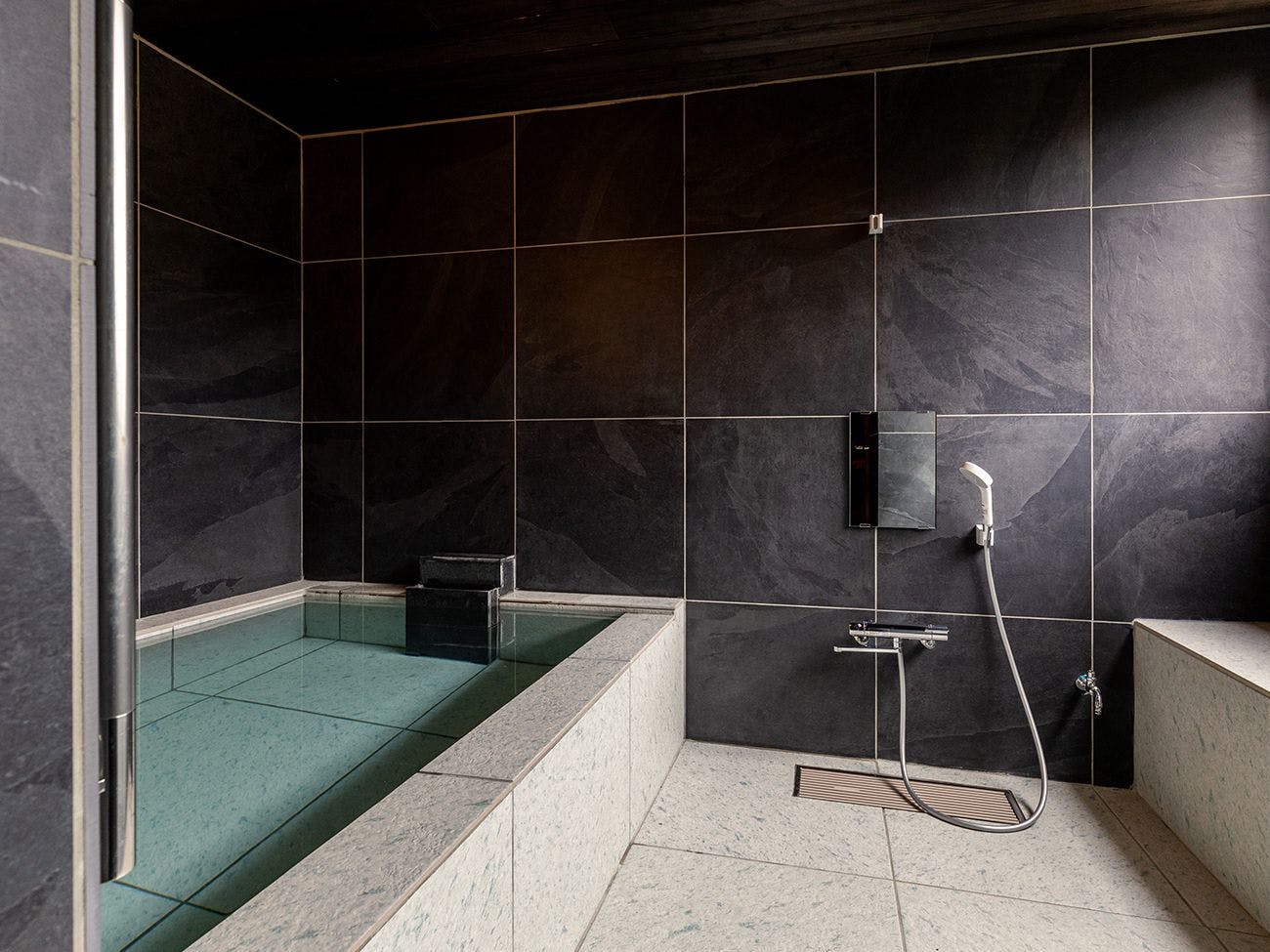 Kolam mandi peribadi TOU