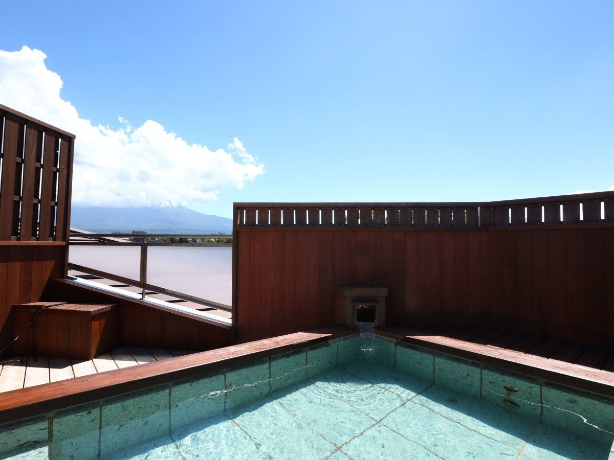 บ่อน้ำพุร้อนกลางแจ้งพร้อมวิว