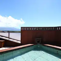 บ่อน้ำพุร้อนกลางแจ้งพร้อมวิว