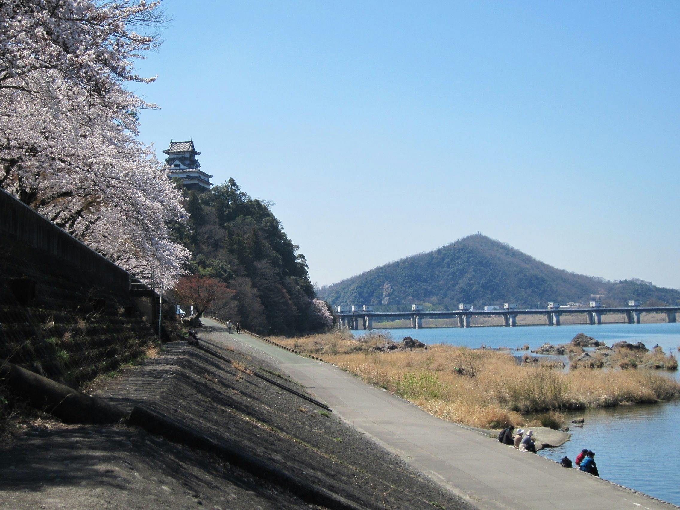 日式旅館前的木曾川步道