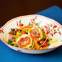 Carpaccio buah ara dengan prosciutto dan pistachio