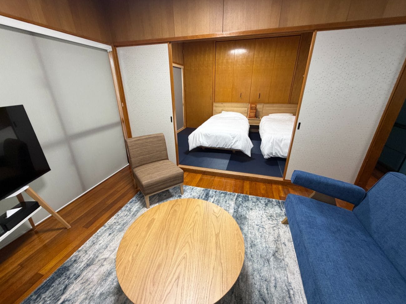 Kamar DX lantai tinggi dengan teras dan dapur.