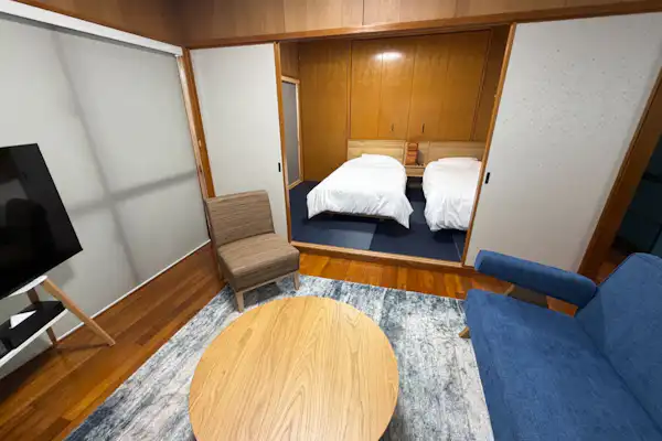 Kamar DX lantai tinggi dengan teras dan dapur.