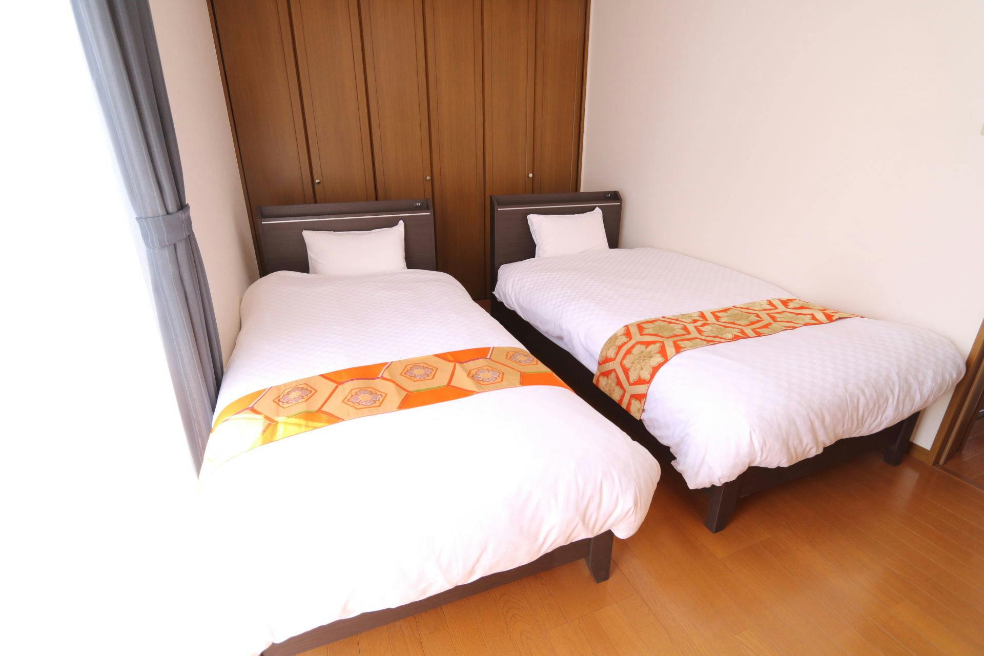 싱글 침대 2개가 있는 객실