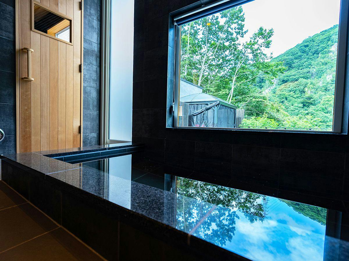 Yuyado Kuttari Onsen Lake Inn