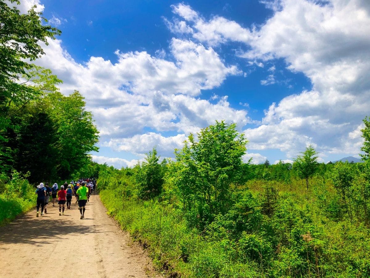 สัมผัสสายลมและวิ่งผ่านภูเขา!