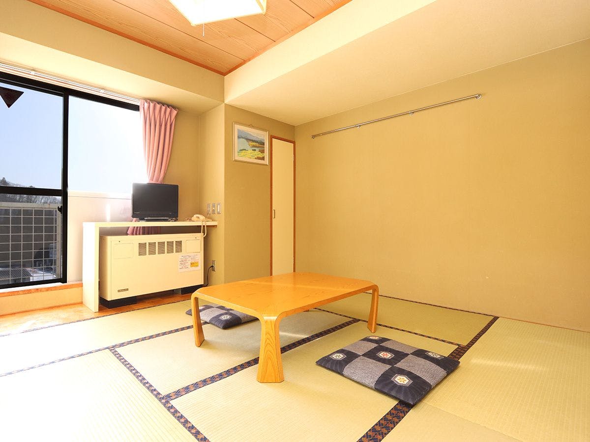 ห้องพักแบบญี่ปุ่นพร้อมอ่างอาบน้ำและห้องน้ำในตัว