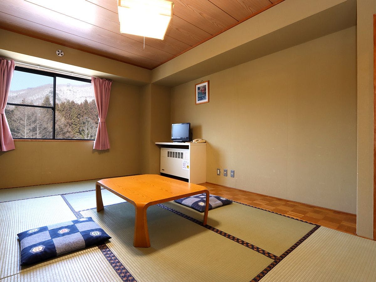 ห้องพักแบบญี่ปุ่นพร้อมอ่างอาบน้ำและห้องน้ำ