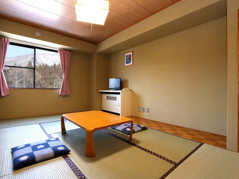 ห้องพักแบบญี่ปุ่นพร้อมอ่างอาบน้ำและห้องน้ำ