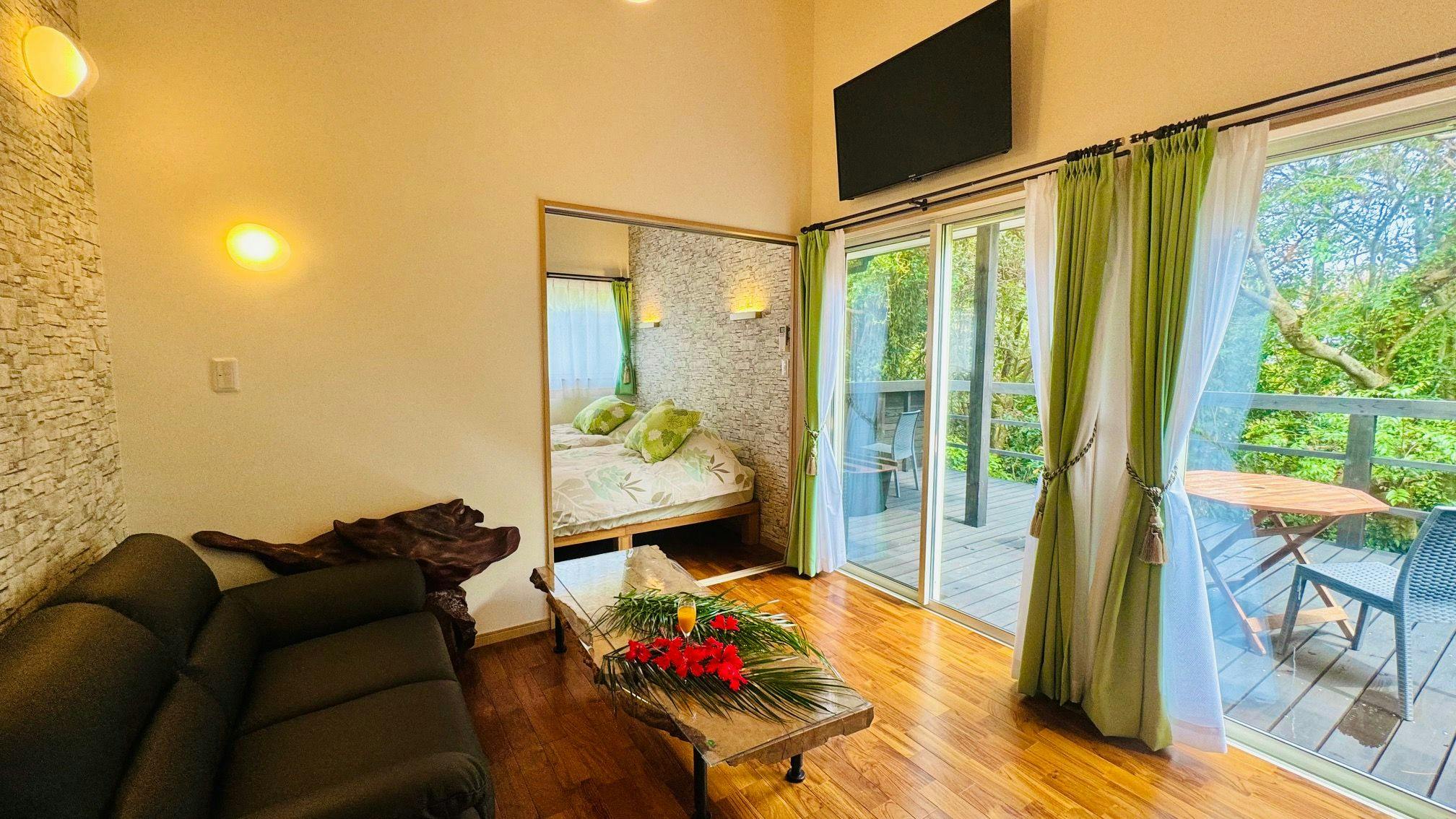 ห้องภายในโปร่งโล่งแบบเพดานสูง พร้อมหน้าต่างบานใหญ่