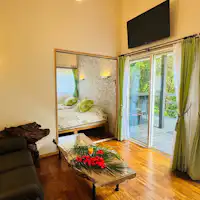 ห้องภายในโปร่งโล่งแบบเพดานสูง พร้อมหน้าต่างบานใหญ่