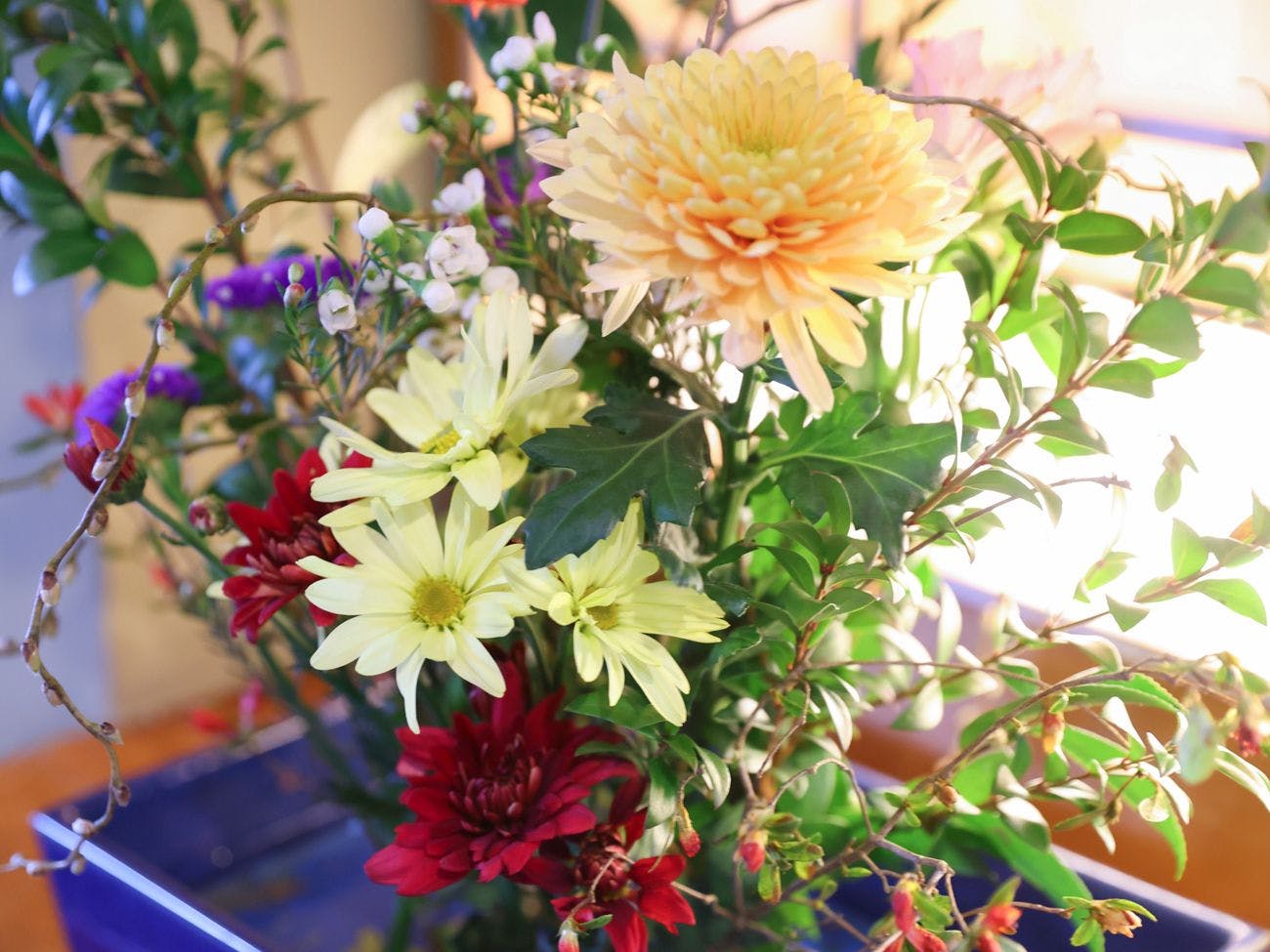 Nikmati rangkaian bunga buatan tangan oleh staf kami.