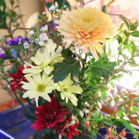 Nikmati rangkaian bunga buatan tangan oleh staf kami.