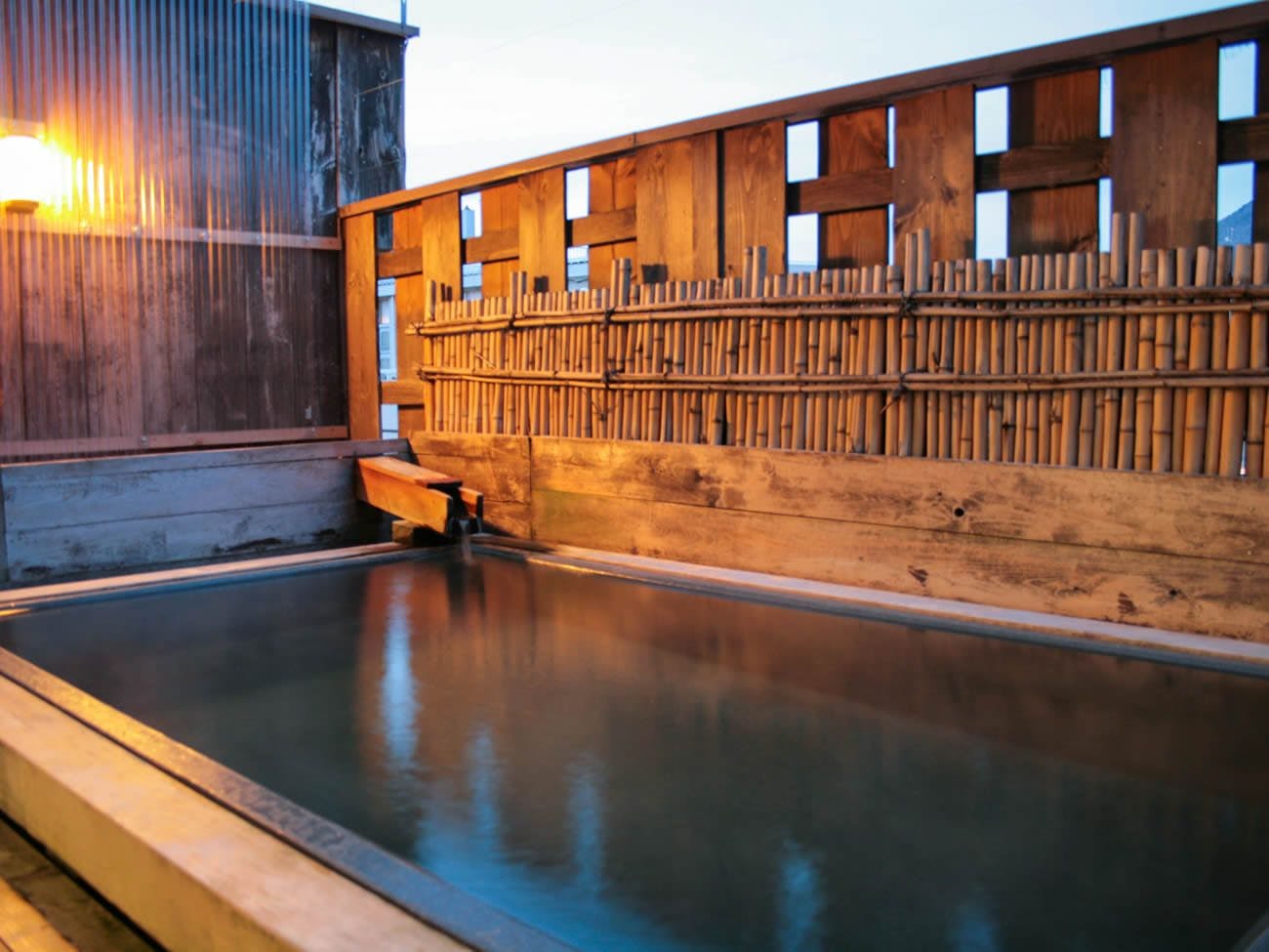 อ่างอาบน้ำกลางแจ้งที่โรงแรมพี่น้อง Kashiwaya