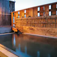 อ่างอาบน้ำกลางแจ้งที่โรงแรมพี่น้อง Kashiwaya