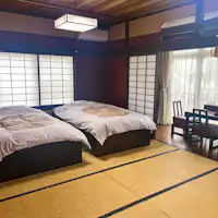 ห้องสไตล์ญี่ปุ่นพร้อมเตียงและระเบียงกว้าง