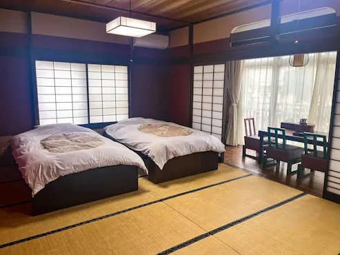 ห้องสไตล์ญี่ปุ่นพร้อมเตียงและระเบียงกว้าง