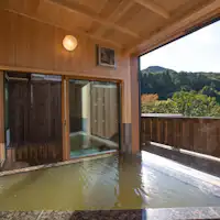 ห้องพักหลักพร้อมอ่างอาบน้ำกลางแจ้งบางส่วน