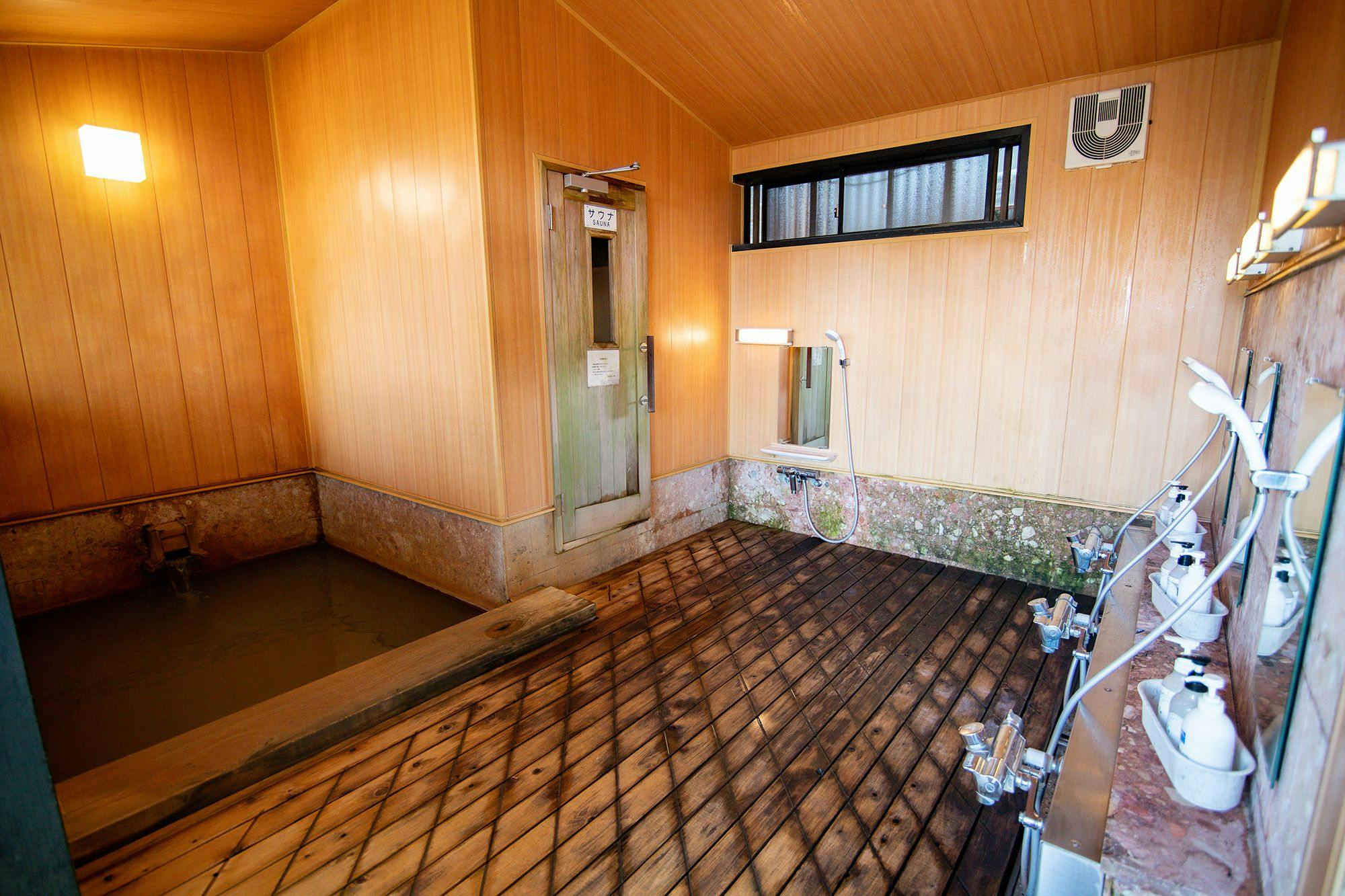 ห้องอาบน้ำในร่มที่เชื่อมต่อกับอ่างอาบน้ำกลางแจ้ง