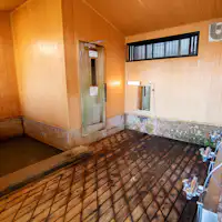 ห้องอาบน้ำในร่มที่เชื่อมต่อกับอ่างอาบน้ำกลางแจ้ง