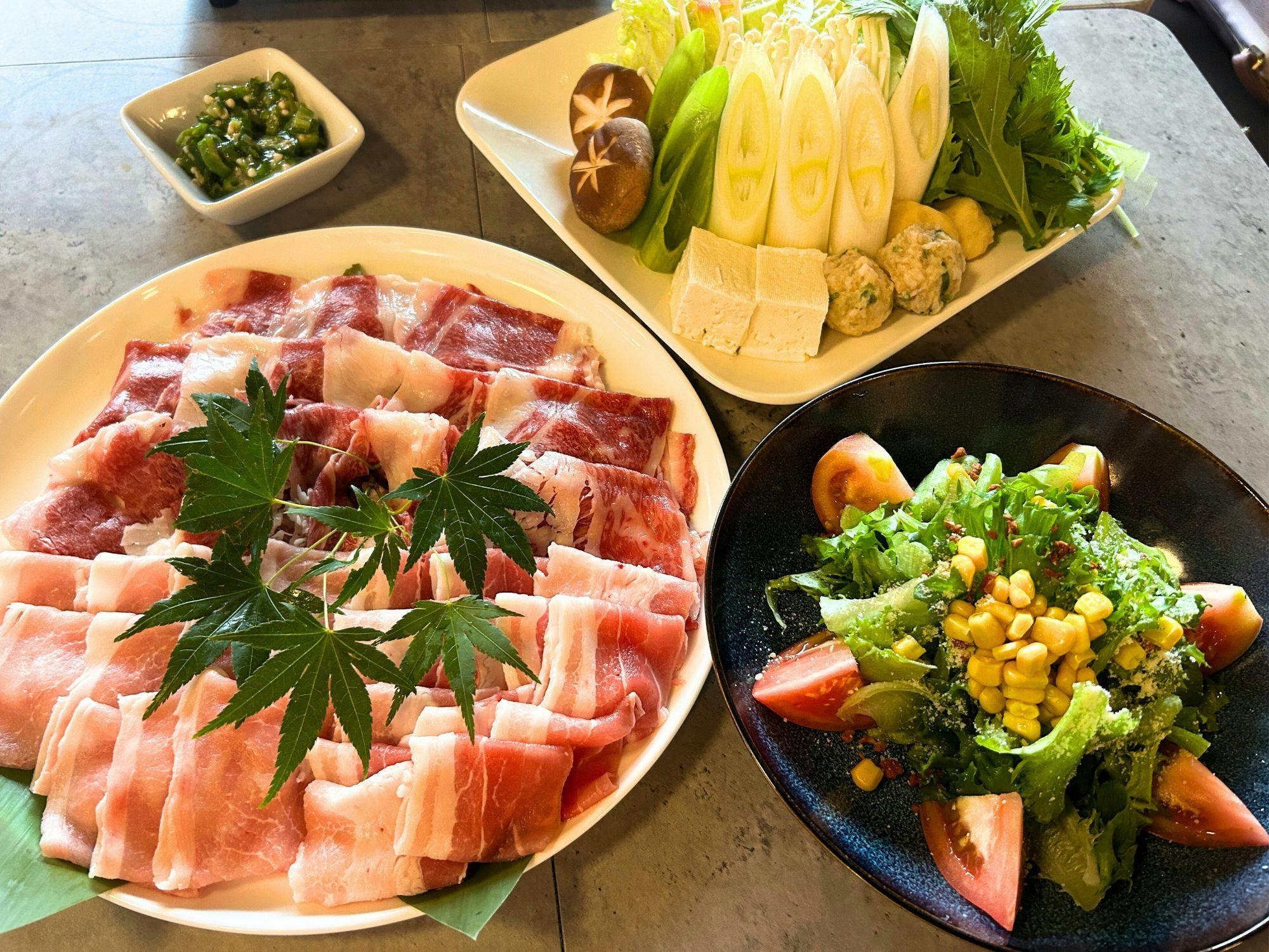 ชาบูชาบูเนื้อวากิวญี่ปุ่นและหมูญี่ปุ่น