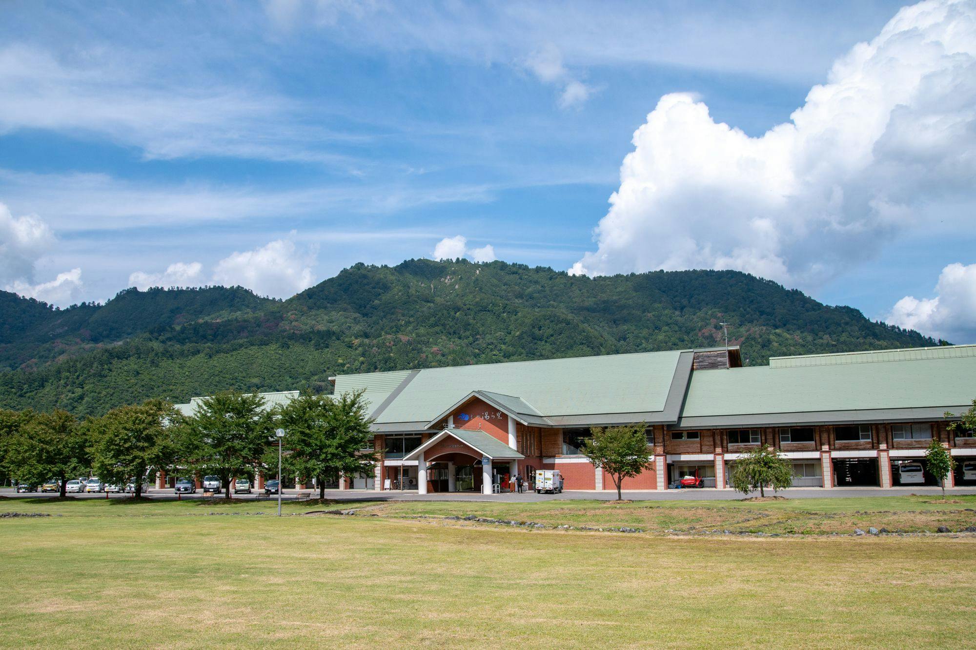 前庭からの本館（夏）