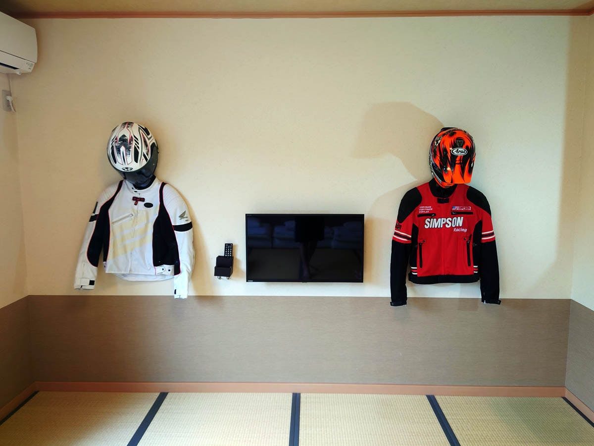 สามารถแขวนแจ็คเก็ต หมวกกันน็อค ฯลฯ ได้