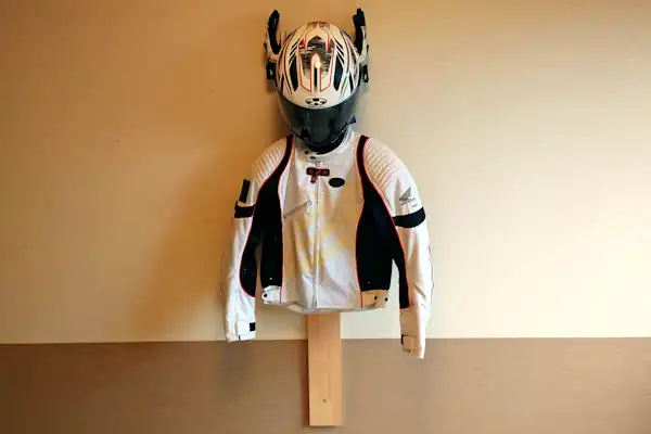 สามารถแขวนแจ็คเก็ต หมวกกันน็อค ฯลฯ ได้