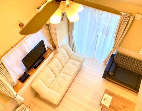 ロフトから見下ろすリビングルーム