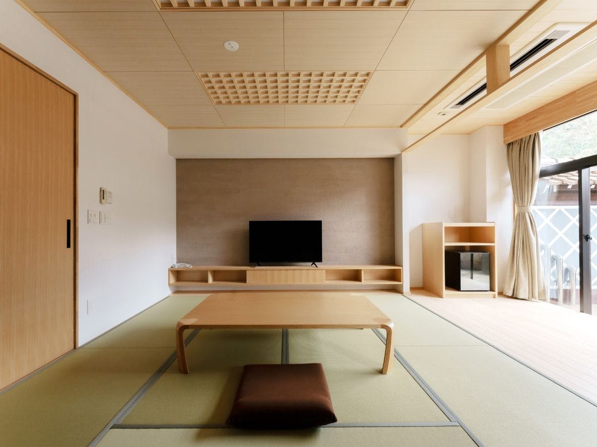 Kamar khusus dengan pemandian terbuka dari granit.