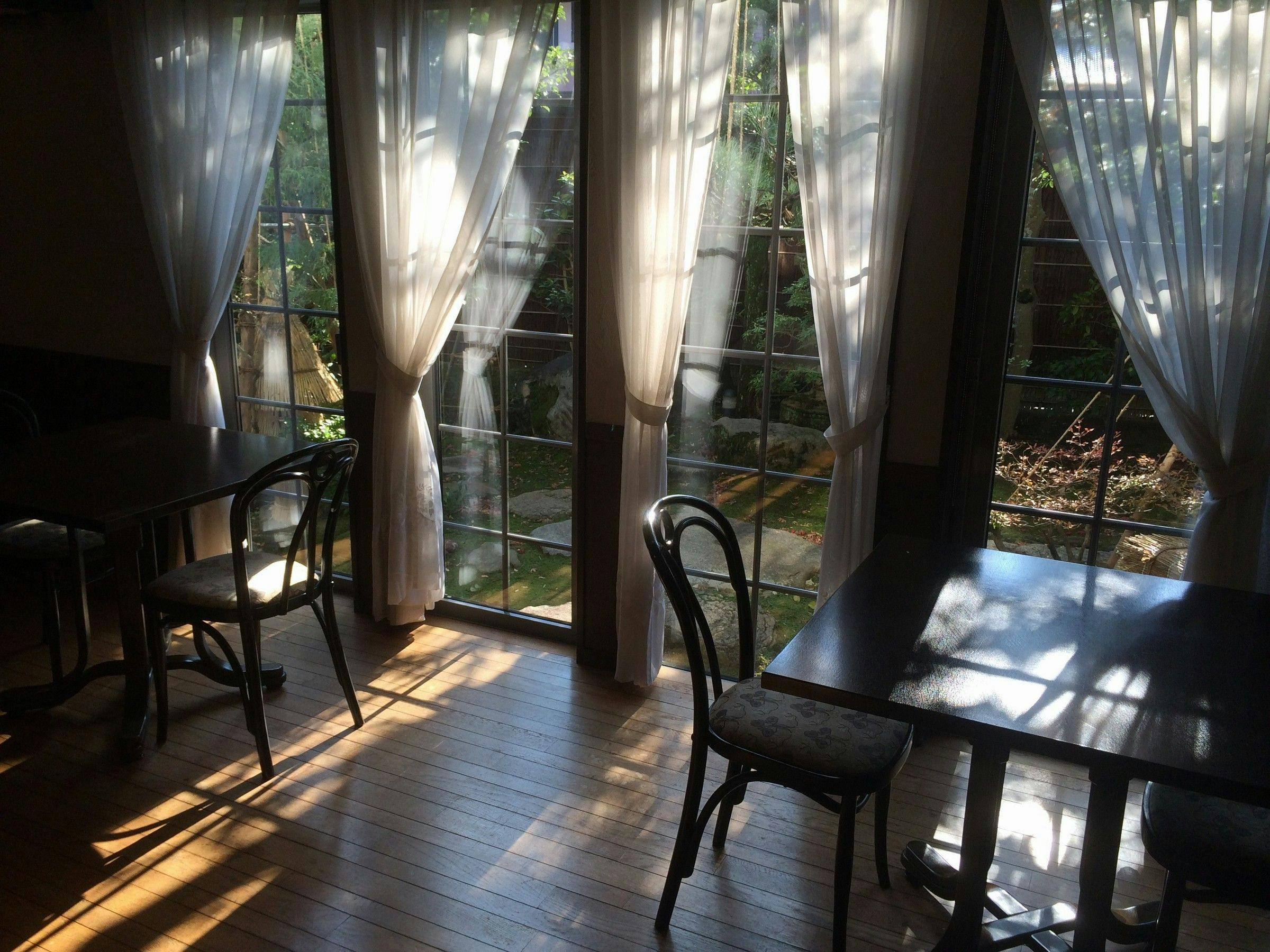 เพลิดเพลินกับอาหารเช้าในห้องรับประทานอาหารที่แสงแดดยามเช้าส่องถึง